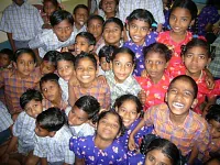 Neben dem Waisenhaus in Vizianagaram, wo etwa 120 Kinder ein Zuhause gefunden haben, gibt es seit einigen Jahren auch in Vishakapatnam ein Heim für Bettlerkinder. Deren Eltern können sie entweder nicht ernähren oder kümmern sich nicht um sie.
Die fröhlichen Kinder werden von engagierten Mitarbeiterinnen und Mitarbeitern betreut, gehen an die öffentliche Schule und haben so eine völlig andere Zukunftsperspektive als ihre Eltern.