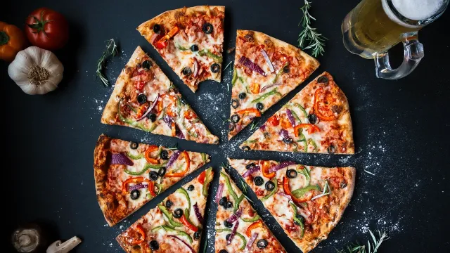 Pizza, Bibel und Geplauder (Foto: Sekretariat ) Pizza, Bibel und Geplauder (Foto: Sekretariat )