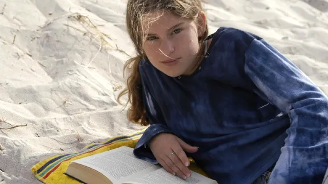 Jugendliche am Meer beim Bibellesen (Foto: Kirchenweb Bilder) Jugendliche am Meer beim Bibellesen (Foto: Kirchenweb Bilder)