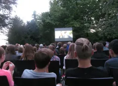 Open- Air Kino mit vollen Reihen (Foto: Christoph Baumann)